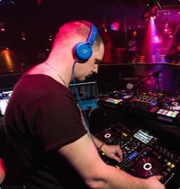 Alex er DJ